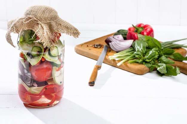 Foto gratuita tomates enlatados y tomate fresco