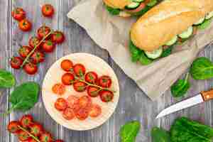 Foto gratuita tomates con espinacas y sandwich