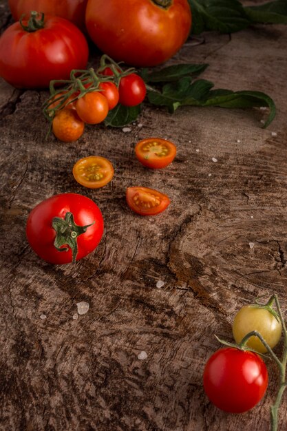 Tomates frescos deliciosos de alto ángulo