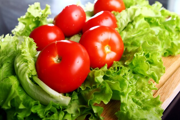 Tomates frescos y húmedos