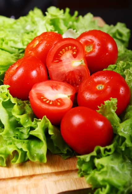 Foto gratuita tomates frescos y húmedos