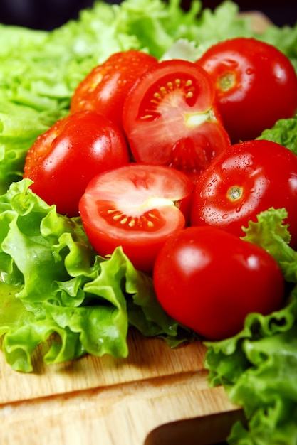 Foto gratuita tomates frescos y húmedos