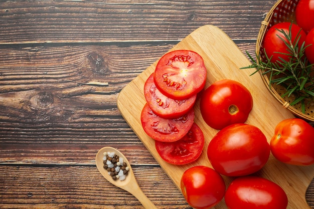 Foto gratuita tomates frescos listos para cocinar