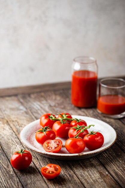 Tomates frescos en un plato