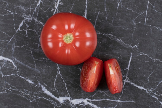 Tomates frescos en rodajas sobre mármol.