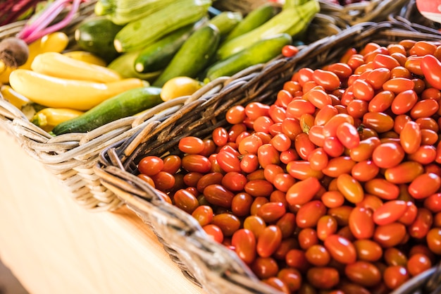 Tomates frescos rojos y calabacín orgánico en el mercado de verduras