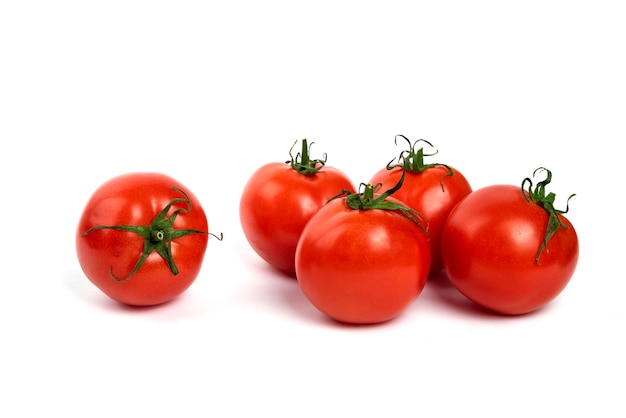 Tomates frescos rojos grandes sobre un fondo blanco.