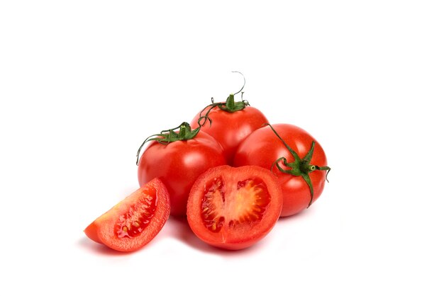 Tomates frescos rojos grandes sobre un fondo blanco.