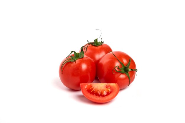Tomates frescos rojos grandes sobre un fondo blanco.