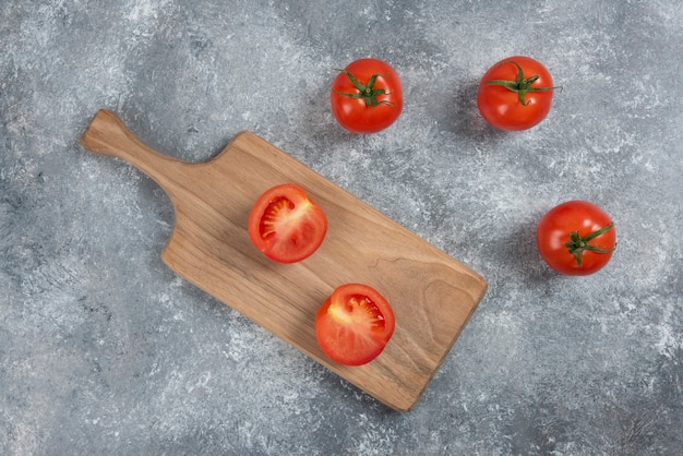 Tomates frescos rojos grandes sobre un fondo de mármol.