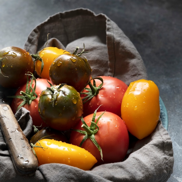 Tomates frescos vegetales en un saco plano laical
