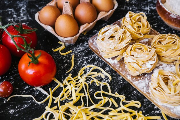 Tomates y huevos cerca de la pasta