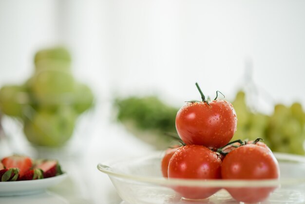 tomates maduros frescos en la mesa