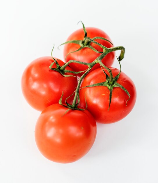 Tomates naturales aislados en el fondo