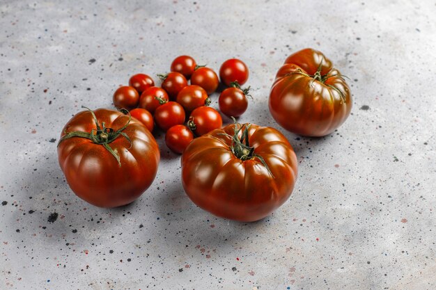 Tomates orgánicos frescos vino brandy negro.