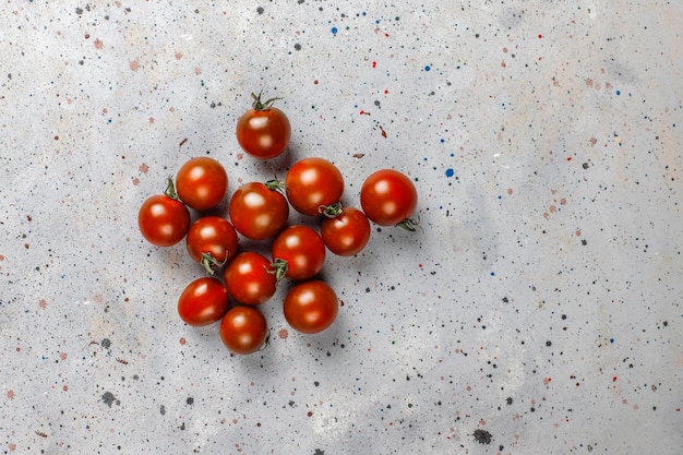 Tomates orgánicos frescos vino brandy negro.