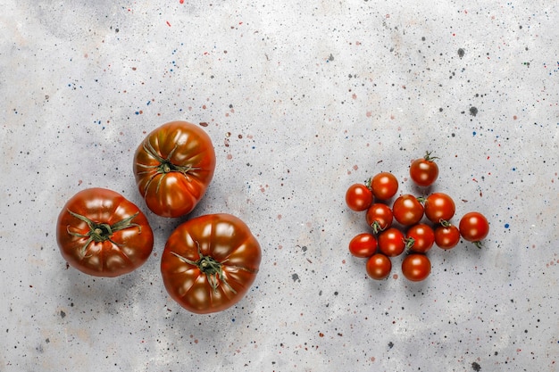 Tomates orgánicos frescos vino brandy negro.