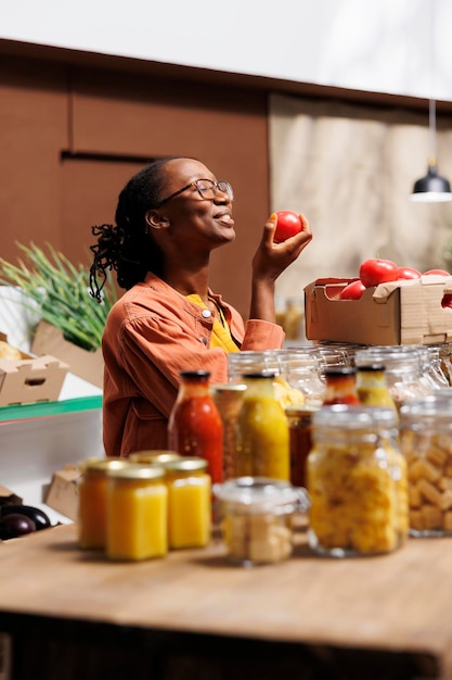 Foto gratuita tomates orgánicos en el mercado local