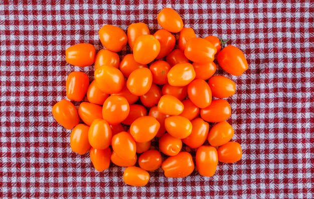 Tomates en un paño de picnic. aplanada