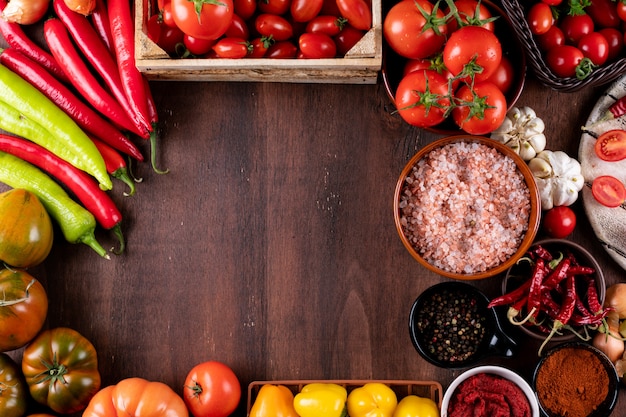 tomates pimientos sal ajo con copia espacio dispuesto en marco