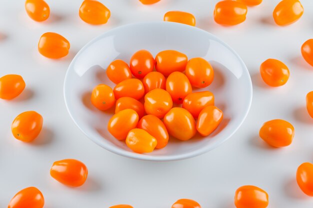 Tomates en un plato, vista de ángulo alto.