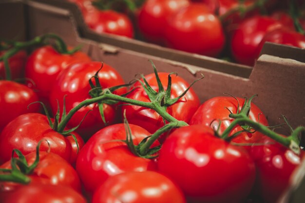 Tomates de primer plano en una caja en el mostrador