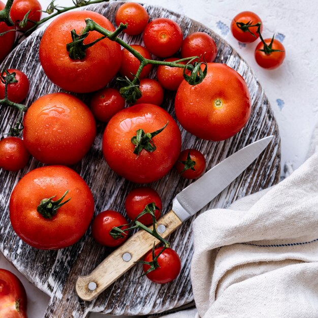 Tomates recién lavados en una tabla para cortar