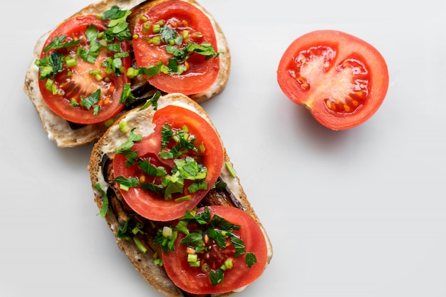 Tomates rojos deliciosos sándwiches con verduras frescas y verduras