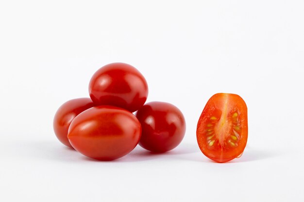 Tomates rojos frescos maduros aislado sobre fondo blanco.