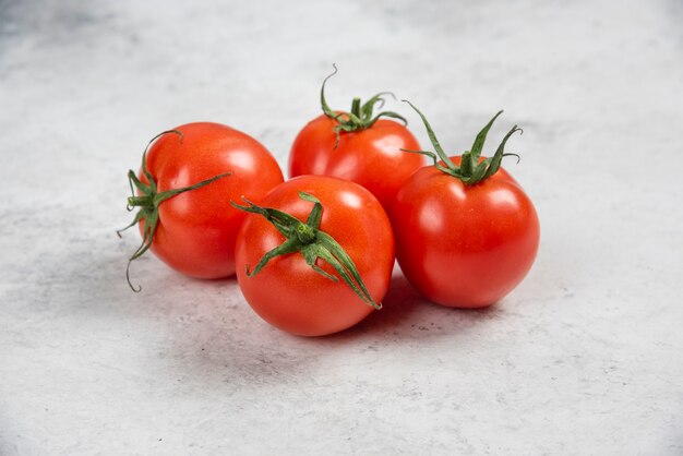 Tomates rojos frescos sobre un fondo de mármol