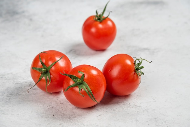 Tomates rojos frescos sobre un fondo de mármol