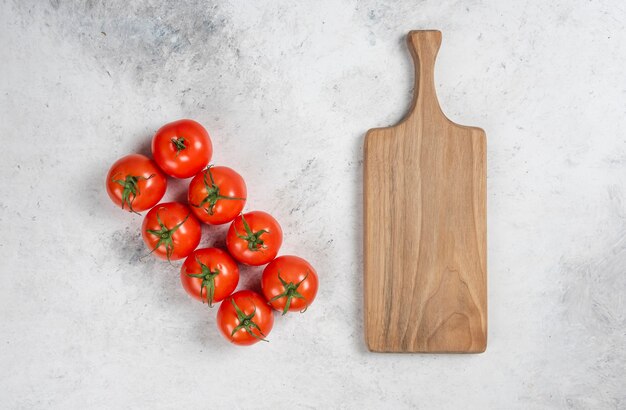 Tomates rojos frescos sobre un fondo de mármol