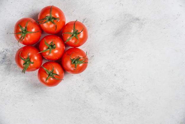 Tomates rojos frescos sobre un fondo de mármol