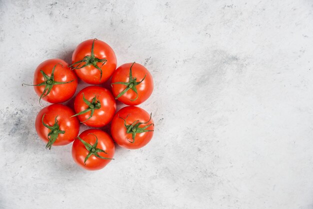 Tomates rojos frescos sobre un fondo de mármol