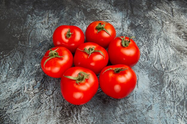 Tomates rojos frescos vista frontal