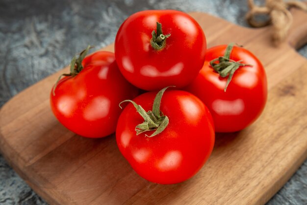 Tomates rojos frescos vista frontal
