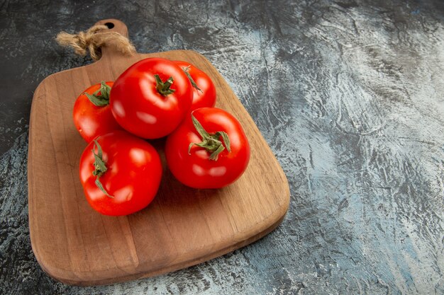 Tomates rojos frescos vista frontal