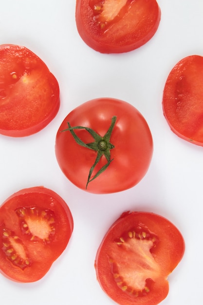 Tomates rojos maduros frescos sobre fondo blanco