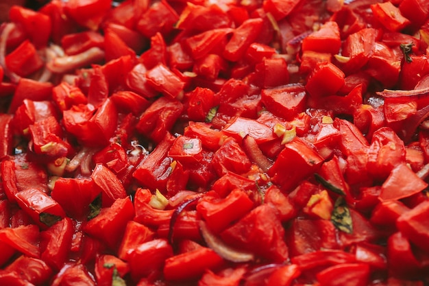 Tomates rojos picados con hierbas en el caldo