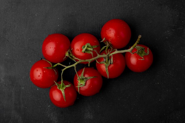 Tomates en superficie negra