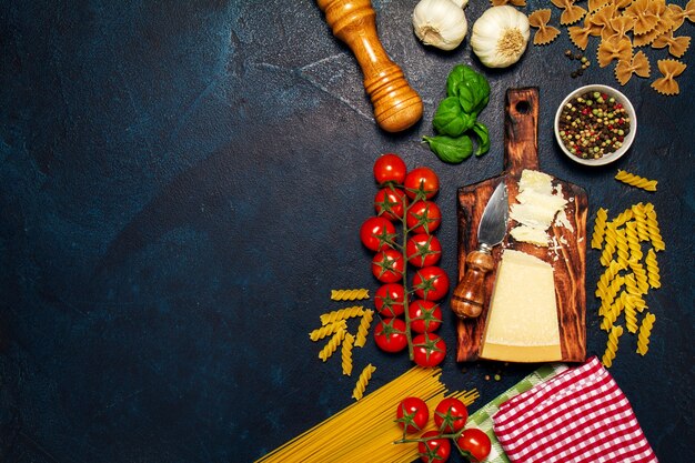 Tomates con una tabla de cortar con queso, pasta y especias