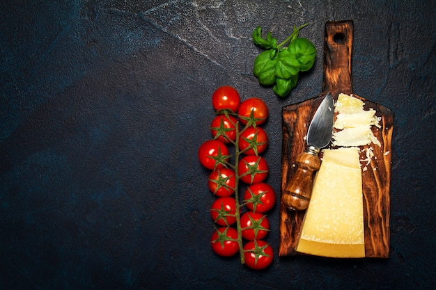 Tomates con una tabla de cortar con queso