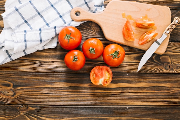 Tomates en el tablero de madera