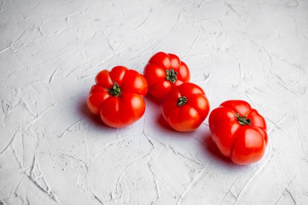 Tomates de vista de ángulo alto sobre fondo blanco con textura. horizontal