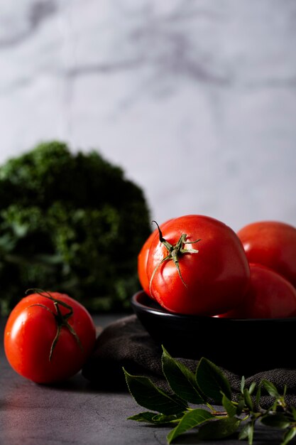 Tomates de vista frontal en un tazón