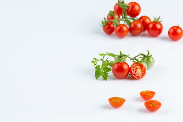 Tometo es el material principal para hacer salsa de tomate en la pared blanca.