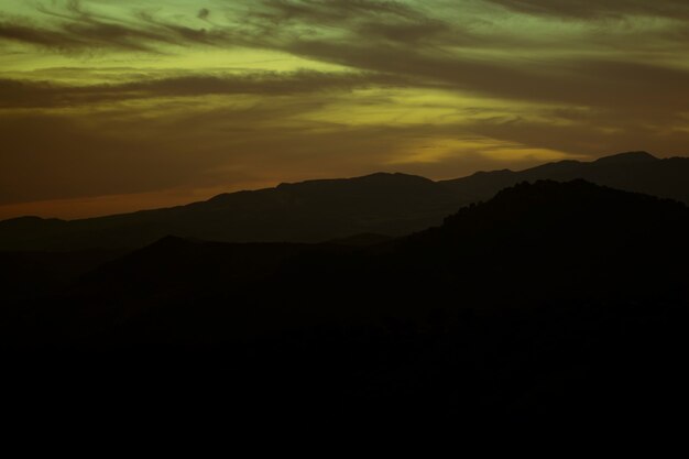 Tonos verdes y amarillos de cielo nublado