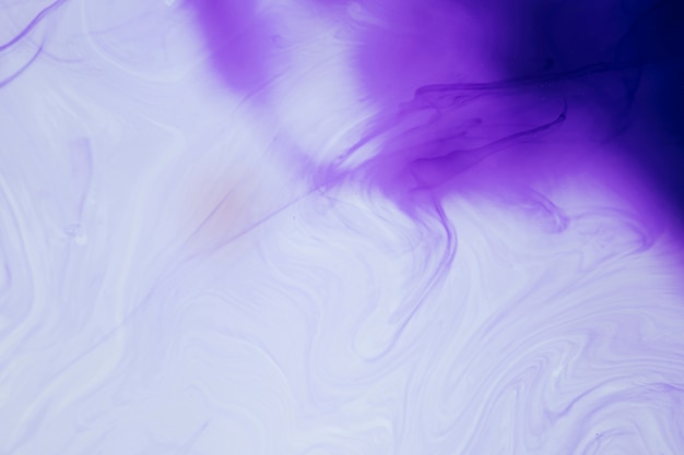 Tonos violeta degradados con humo abstracto.