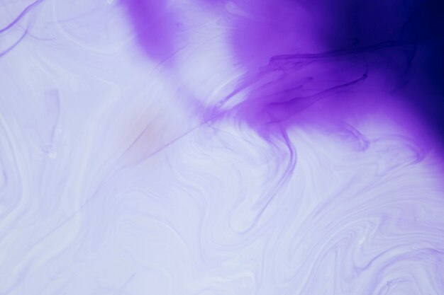 Tonos violeta degradados con humo abstracto.