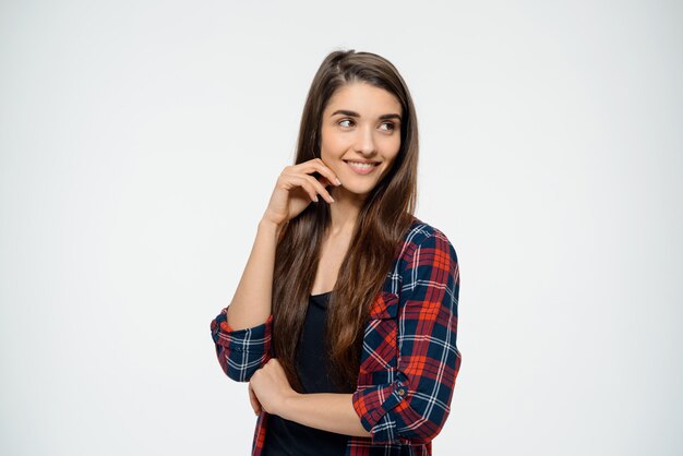 Tonta mujer sonriente mirando a un lado feliz